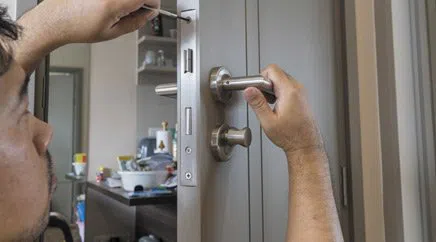 Amber Locksmith Store Cincinnati, OH 513-726-2019 - Lock-installation
